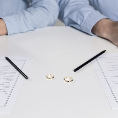 couple-getting-ready-sign-divorce-forms